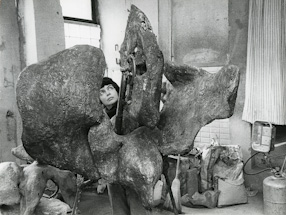 Alina Szapocznikow ze swoją rzeźbą „Rzeźba z kołem“ 