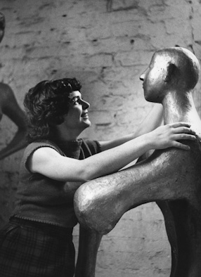 Alina Szapocznikow ze swoją rzeźbą „Młodzieniec“ 