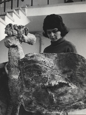 Alina Szapocznikow ze swoją rzeźbą „Relief“ 