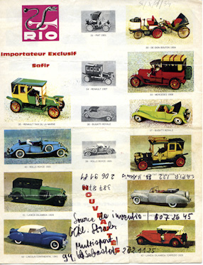 Broszura z różnymi modelami samochodów. 