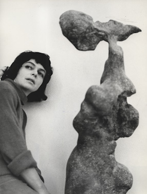 Alina Szapocznikow ze swoją rzeźbą „Naga“ 
