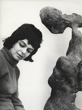 Alina Szapocznikow ze swoją rzeźbą „Naga“ 