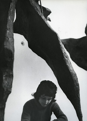 Alina Szapocznikow ze swoją rzeźbą 