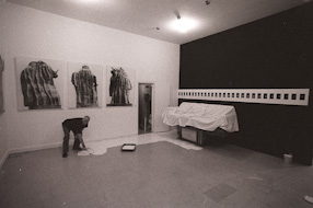 Przygotowania do wystawy Eustachego Kossakowskiego, 1994 