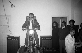 performance z motocyklem na wernisażu wystawy własnej CCCHHALLO MAMOM, 1987 