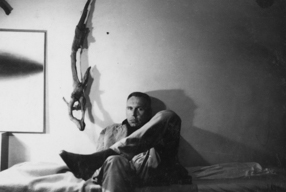 Zdjęcie Wojciecha Fangora w mieszkaniu Stanisława Zamecznika przy obrazie Uśmiech Piotra, 1958 
