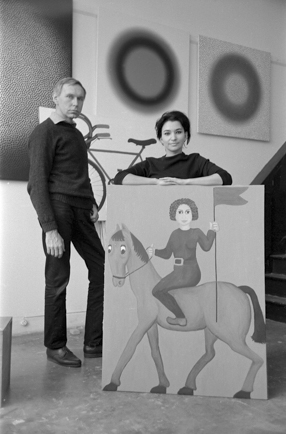 Zdjęcie Magdaleny Fangor i Wojciecha Fangora w pracowni w Paryżu 