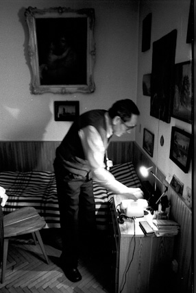 Tadeusz Konwicki at his apartment 