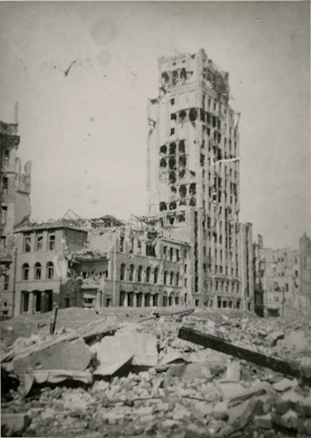 Zniszczony budynek Prudentialu, 1945 