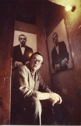 Włodzimierz Borowski in front of picture of him used during VIII Syncretic Show 