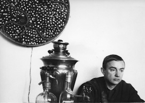 Włodzimierz Borowski in front of his work Arton A, Lublin 1963 