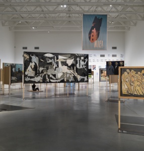 Szczepan Twardoch oprowadza po wystawie „Nigdy więcej. Sztuka przeciw wojnie i faszyzmowi w XX i XXI wieku”
