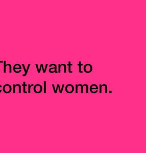 (kadr z wideo Tony\'ego Cokesa, czarny napis na różowym tle, głoszący: Oni chcą kontrolować kobiety)