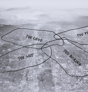 Na czarno-białe satelitarne zdjęcie miasta naniesiono cztery czarne okręgi opisane: \