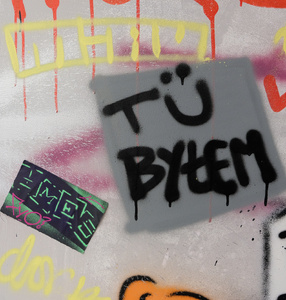 grafitti na ścianie: „napis stu byłem\