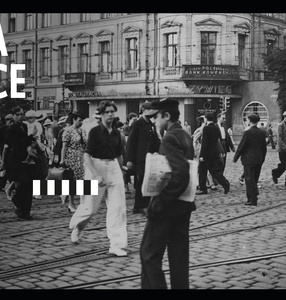 Na czarno-białym zdjęciu widać jedną z warszawskich ulic: są taniej przechodnie, tory tramwajowe, budynki. Zdjęcie pochodzi z przeszłości. Z boku napis: Warszawa w budowie. Walka o ulice. Festiwal.