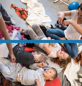 Zdjęcie. Grupa dzieci bawi się w Muzeum na podłodze. Towarzyszy im edukatorka.