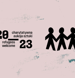 Grafika. Bladoróżowe tło z ciemnozielonymi elementami. Po lewej napis Refugees welcome charytatywna aukcja sztuki 2023. Po prawej czarny ryysunek wycinanki w kształcie postaci ludzkich trzymających się za ręce. 