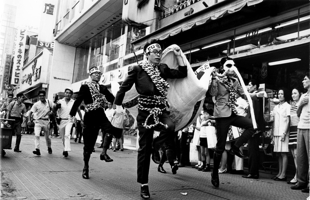 Wywracanie codzienności. Rytualna sztuka performansu w Japonii lat 60. XX wieku.
