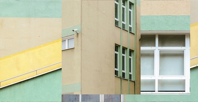 Kolaż zdjęcie przedstawiający różne elementy budynku szkoły: zielono-żółte ściany i kilku skrzydłowe okna