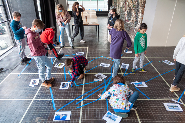 Dzieci grają w grę architektoniczną w Muzeum Sztuki Nowoczesnej w Warszawie