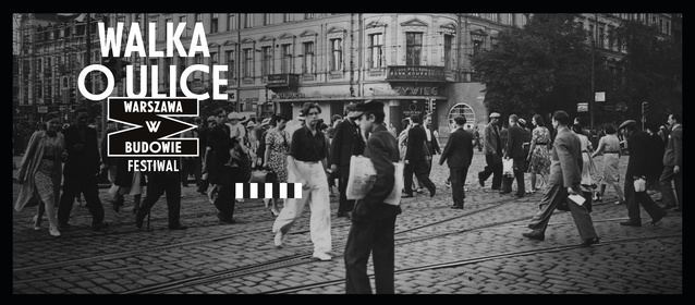 Czarno-białe zdjęcie pokazuje tłum ludzi przechodzących przez szeroką, brukowaną ulicę. Osoby na zdjęciu nie są ubrane współcześnie. W tle widać kamienice. W lewym rogu jest dodane logo festiwalu Warszawa w Budowie.