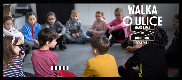 Zdjęcie z elementami graficznymi. Dzieci siedzą w kręgu na podłodze. Z boku napis: Warszawa w budowie. Walka o ulice. Festiwal.