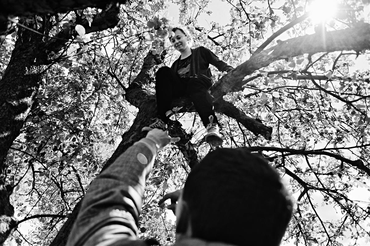 Dzielna uczestniczka w trakcie zdobywania artefaktów umieszczonych na wysokim drzewie., fot. Akademia Fotografii