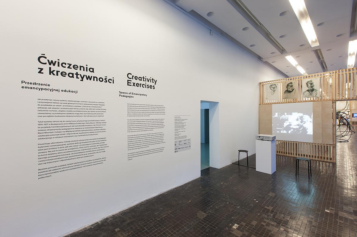 Widok wystawy „Ćwiczenia z kreatywności. Przestrzenie emancypacyjnej edukacji”, fot. Bartosz Stawiarski