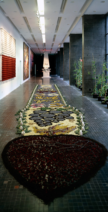 Dywan kwiatowy i girlandy z procesji Bożego Ciała (2012) układany przez mieszkańców Spycimierza jako ponad dwustuletnia tradycja