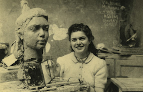 Alina Szapocznikow ze swoją pracą „Autoportret“, 1949 