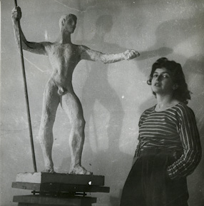 Alina Szapocznikow ze swoją rzeźbą „Postać sportowca“ 
