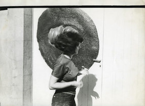 Alina Szapocznikow z rzeźbą Okrągła, 1968 