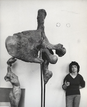 Alina Szapocznikow ze swoją rzeźbą „Derwisz“ 