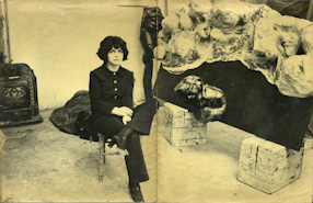 Alina Szapocznikow ze swoją rzeźbą „Pogrzeb Aliny“ 