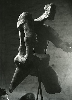 Alina Szapocznikow ze swoją rzeźbą „Monstrum I“ 