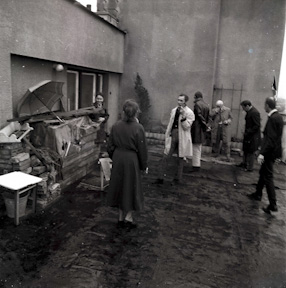 Grupa Galerii Foksal na tarasie pracowni Henryka Stażewskiego, 1970 