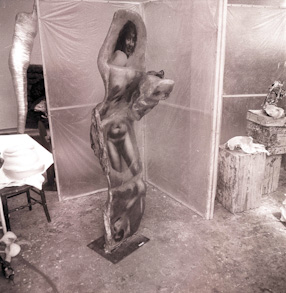 Alina Szapocznikow, scluptures in the studio in Malakoff 
