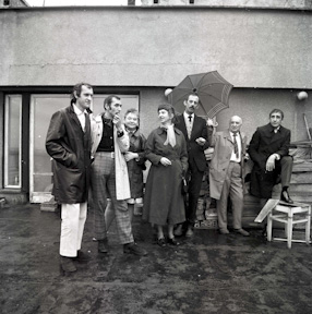 Grupa Galerii Foksal na tarasie pracowni Henryka Stażewskiego, 1970 