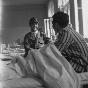 Żołnierze algierscy w ośrodku rehabilitacyjnym, 1963 