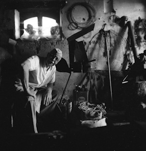 August Zamoyski w pracowni, 1968 