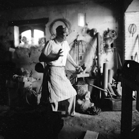 August Zamoyski w pracowni, 1968 