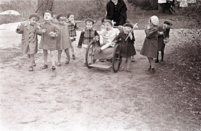 Dzieci w zakładzie dla niewidomych w Laskach, 1960 