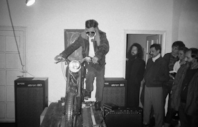 performance z motocyklem na wernisażu wystawy własnej CCCHHALLO MAMOM, 1987 