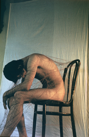 Performance z wystawy Wizualne i niewizualne aspekty przestrzeni, 1976 
