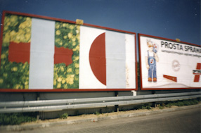 Fotografia pokazująca częściowo zaklejony billboard z pracą Katarzyny Kozyry „Więzy krwi” 
