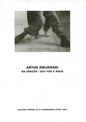 Katalog wystawy Artura Żmijewskiego „Na spacer“ 