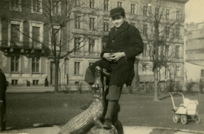 Tadeusz Rolke na Placu Dąbrowskiego w Warszawie, 1944 