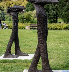 Zdjęcie rzeźb Magdaleny Abakanowicz: dwie kroczące postaci odlane z brązu