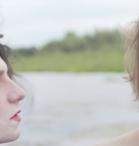 (kadr z filmu przedstawia twarze dwóch kobiet na tle jeziora i zieleni)